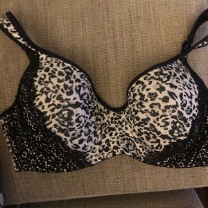 Jessica Simpson cheats print bra
